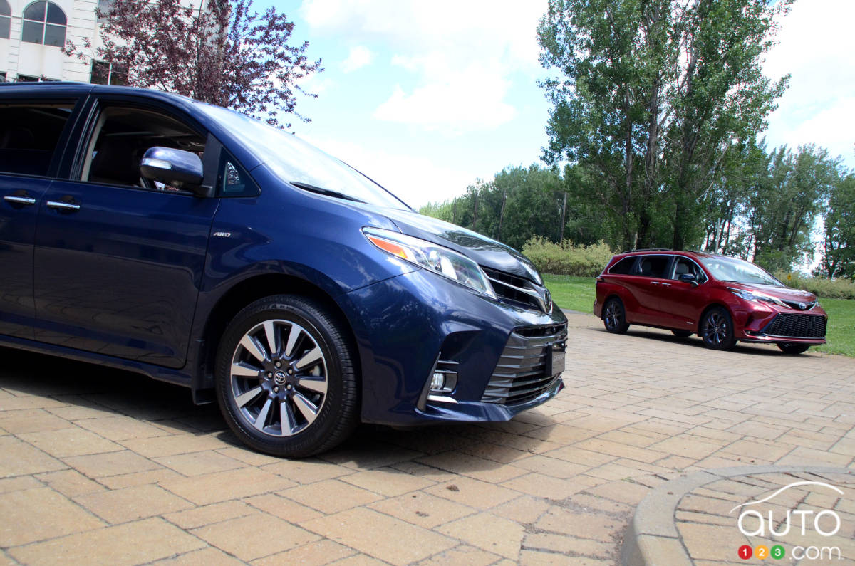 Toyota Sienna 2021, en bleu et rouge